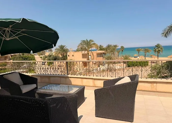 Spacious Family With Garden, Rooftop & Sea Views Villa *