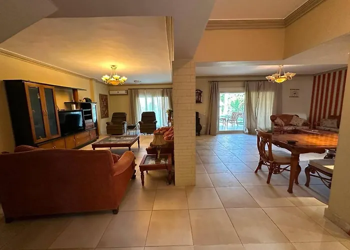 Spacious Family With Garden, Rooftop & Sea Views Villa