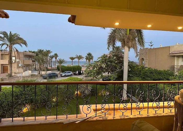 Spacious Family With Garden, Rooftop & Sea Views Villa