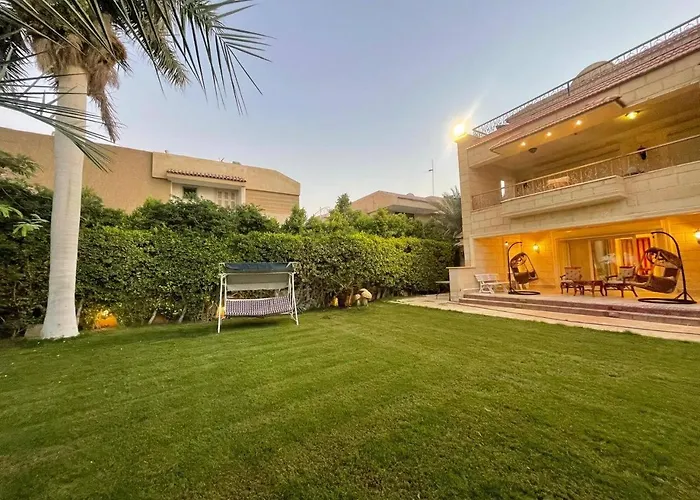 Spacious Family With Garden, Rooftop & Sea Views Villa