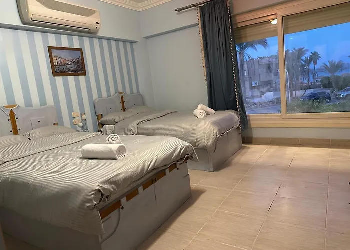 Spacious Family With Garden, Rooftop & Sea Views Villa