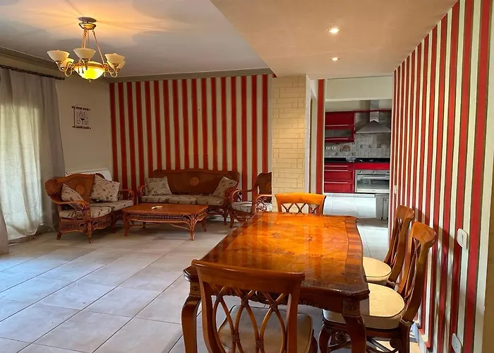 Spacious Family With Garden, Rooftop & Sea Views Villa